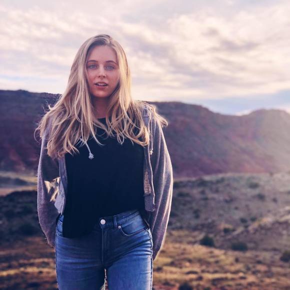 Meet your Posher, Miri - Picture 1 of 2